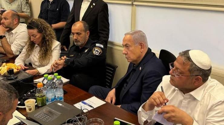 קיצוץ של יותר מ-200 מיליון בתקציב הכבאות. בן גביר, נתניהו וסילמן (צילום: תקשורת ראש הממשלה) ראש הממשלה בנימין נתניהו ממשיך לקיים עדכונים והערכות מצב בנוגע לשריפה