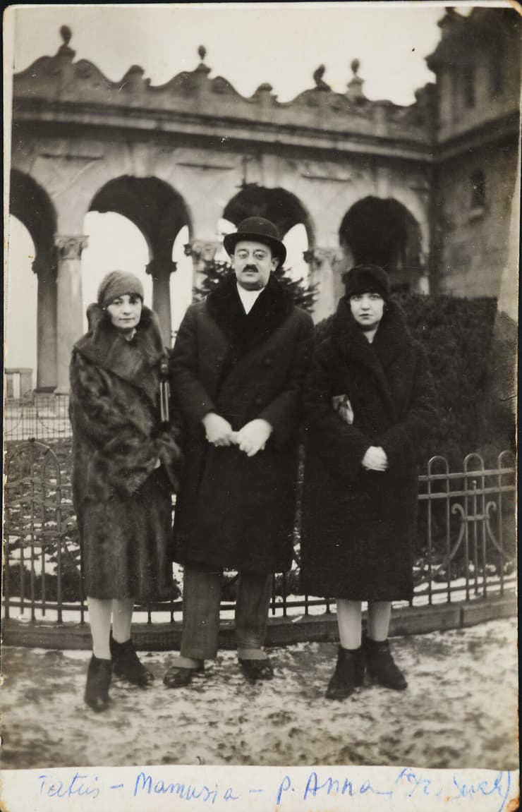 הנריק עם אשתו פליציה ובתו יעל בשנות השלושים