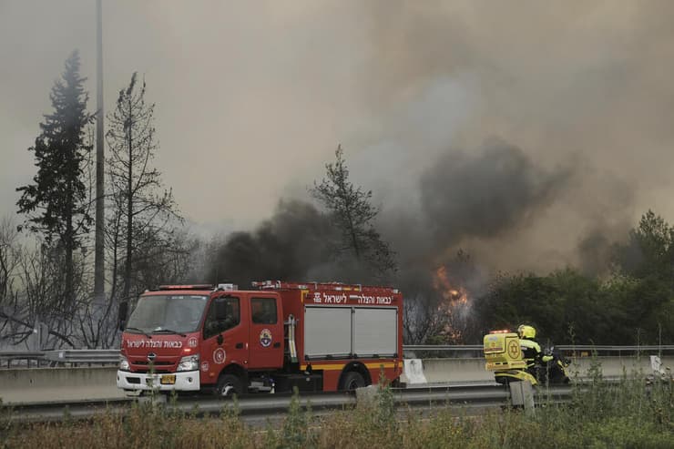 כבאית בשריפה בהרי ירושלים אשתקד. עדיין קיים מחסור (צילום: AP/Mahmoud Illean) שריפות בהרי ירושלים