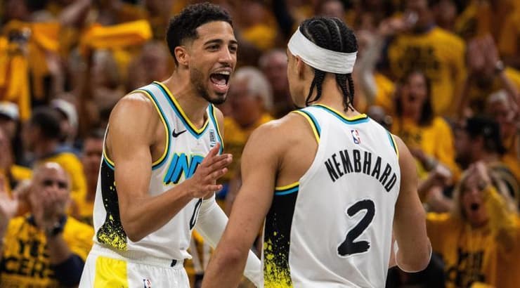 טייריס הליברטון ואנדרו נמבארד חוגגים