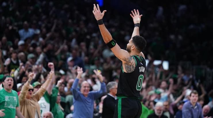 ג'ייסון טייטום חוגג