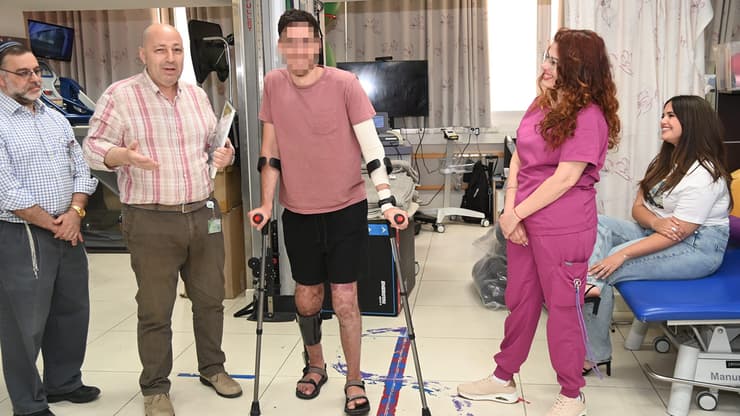 "תוצאה מעוררת השראה". ח' ולשמאלו, מנהל השיקום בסורוקה, ד"ר יולי טרגר (צילום: הרצל יוסף) סגן ח' השתחרר מהשיקום בבית החולים סורוקה