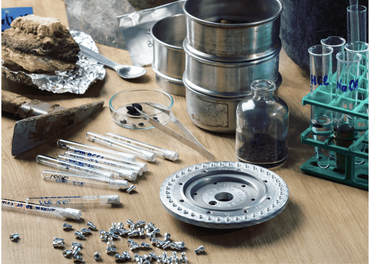 יכולים לזהות אטומי פחמן 14 גם בדגימות זעירות. גרעיני דגנים וגלעיני זיתים מפוחמים, לצד חלק קטן מהציוד שמשמש לעיבוד ראשוני של הדגימות והכנסתן למאיץ