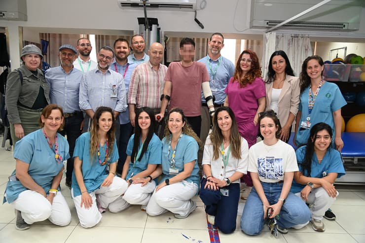 פרידה מרגשת מהצוות בבית החולים סורוקה בבאר שבע (צילום: הרצל יוסף) סגן ח' השתחרר מהשיקום בבית החולים סורוקה