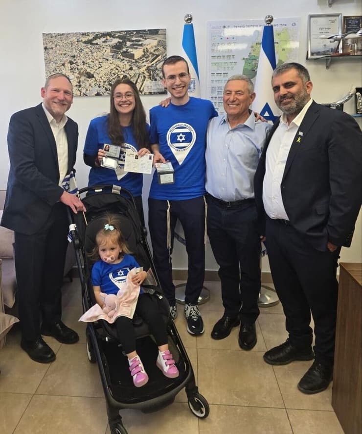 קבלת הפנים לבני משפחת סיגמן. בתמונה יחד עם שר העלייה והקליטה, יו"ר הסוכנות היהודית ומנכ”ל נפש בנפש