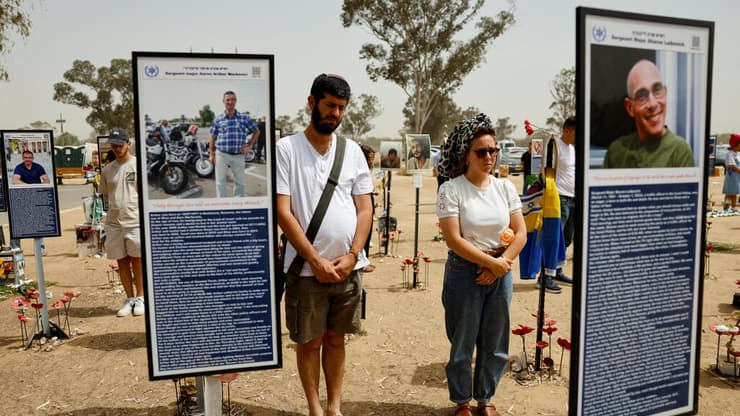 אזרחים עומדים במהלך צפירת יום הזיכרון לחללי מערכות ישראל ונפגעי פעולות איבה