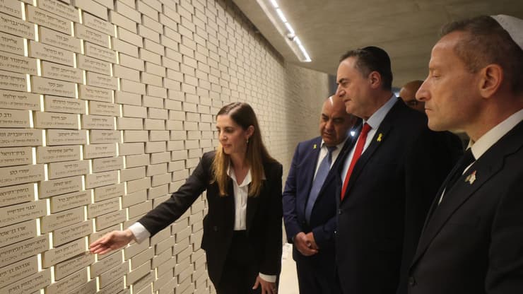  טקס מעמד הקראת שמות חללי מערכות ישראל בהיכל הזיכרון הממלכתי בהר הרצל