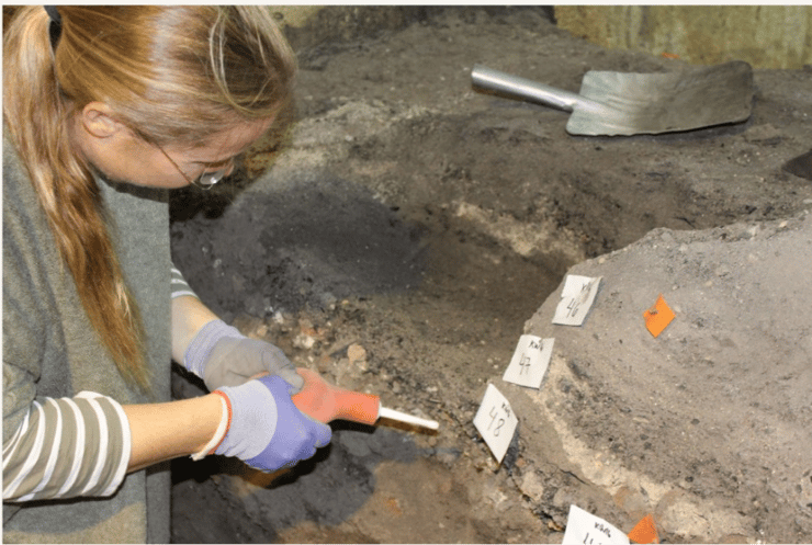 ההקפדה על ההקשר, על שיטת הדגימה ועל ריבוי דגימות מאפשרת לנו דיוק מהפכני בתיארוך. יוהנה רגב נוטלת דגימות בחפירה בירושלים 