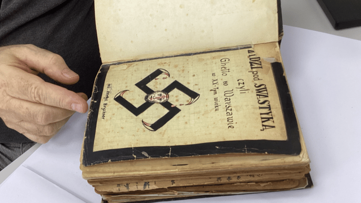  יומנו של הנריק בריסקר, בידייו של נכדו חנוך שליט בעת הפקדת היומן ביד ושם למשמרת