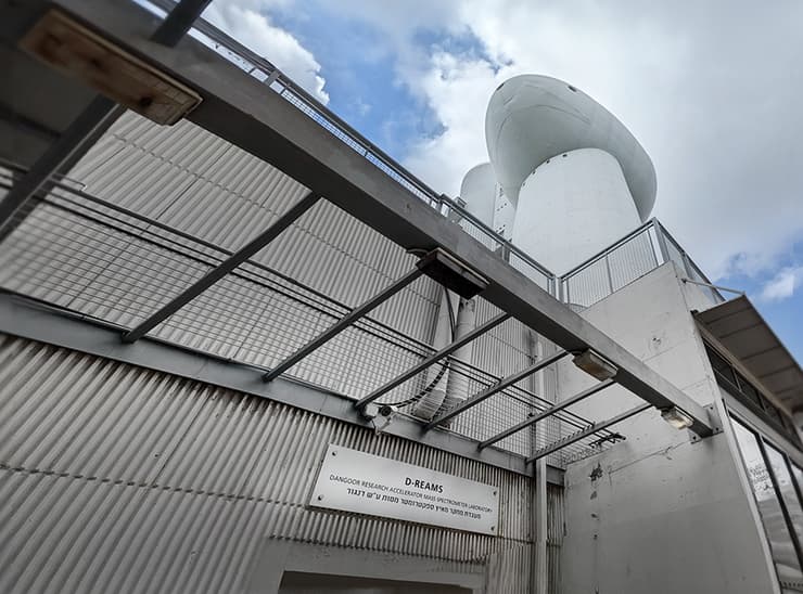 המאיץ במכון ויצמן, שנבנה ב-2013, ממוקם למרגלות מאיץ החלקיקים ההיסטורי במגדל המפורסם. הכניסה למעבדת המאיץ |