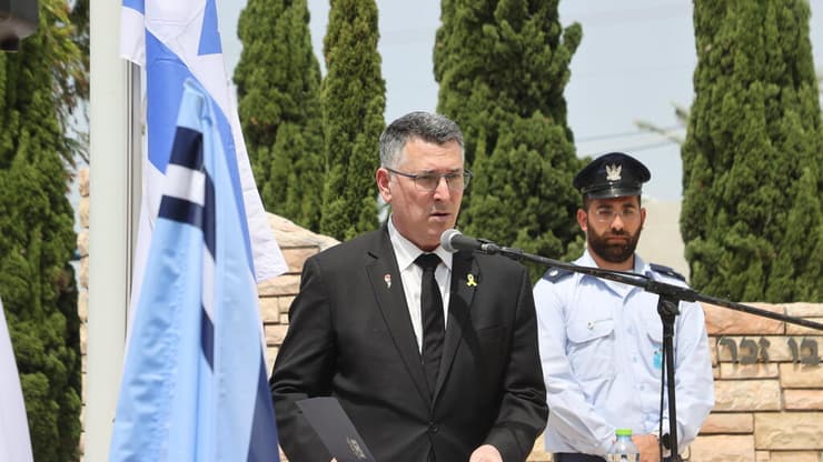 טקס יום הזיכרון בבית העלמין הצבאי בלוד