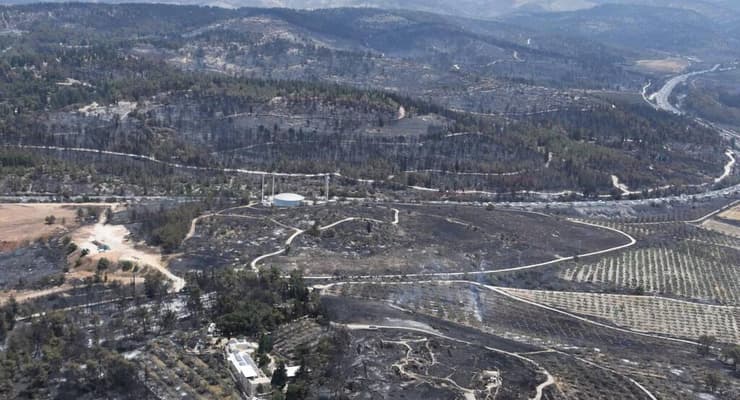השריפה בתמונות: מנזר השתקנים בצבעי מעכב בעירה, פארק קנדה ואתר יד לשיריון