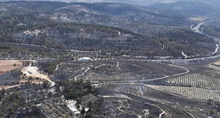 השריפה בתמונות: מנזר השתקנים בצבעי מעכב בעירה, פארק קנדה ואתר יד לשריון