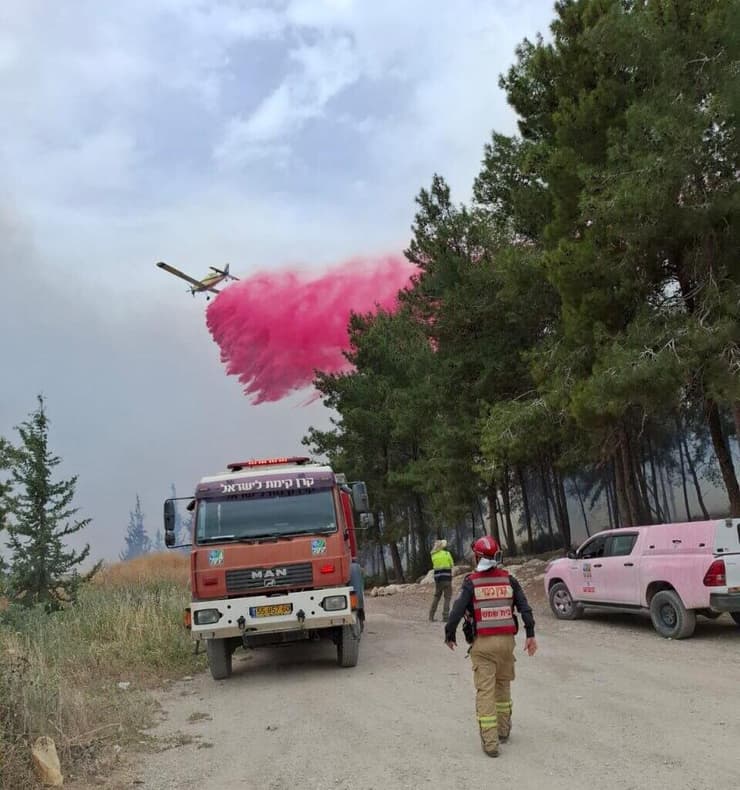מטוס כיבוי מטיל מעכבי בעירה, הבוקר באזור הרי ירושלים (צילום: תיעוד מבצעי, כב"ה ירושלים) כוחות כבאות והצלה