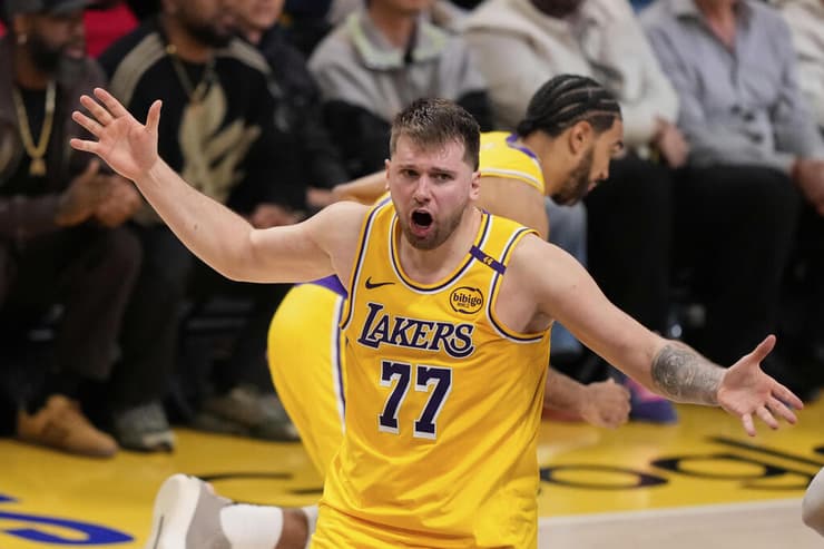 לוקה דונצ'יץ' (AP Photo/Mark J. Terrill) שחקן לוס אנג'לס לייקרס לוקה דונצ'יץ'