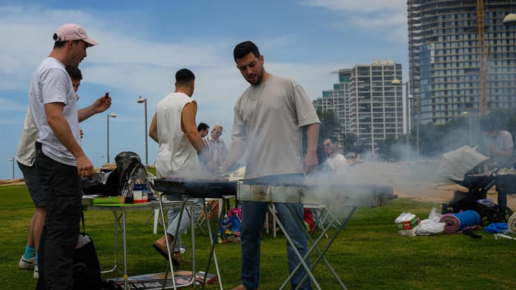 על האש בגן צ'רלס קלור, תל אביב (צילום: Alexi J. Rosenfeld/Getty Images, ) יום העצמאות ה-77 למדינת ישראל