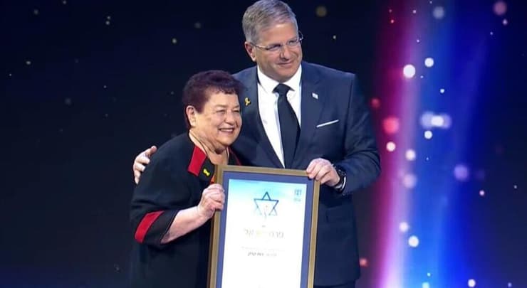 השר קיש לצד פרופ' רות קרק, כלת פרס ישראל בחקר הגאוגרפיה וידע ארץ ישראל (צילום: מערך הטקסים והאירועים הממלכתיים) רות קרק ושר החינוך בטקס זוכי פרס ישראל