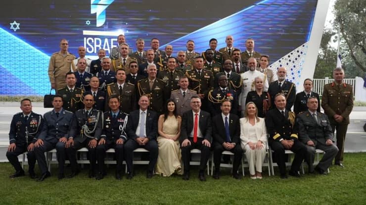 נשיא המדינה יצחק הרצוג עם הנספחים הצבאיים הזרים המוצבים בישראל