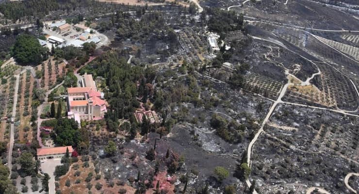 השריפה בתמונות: מנזר השתקנים בצבעי מעכב בעירה, פארק קנדה ואתר יד לשריון