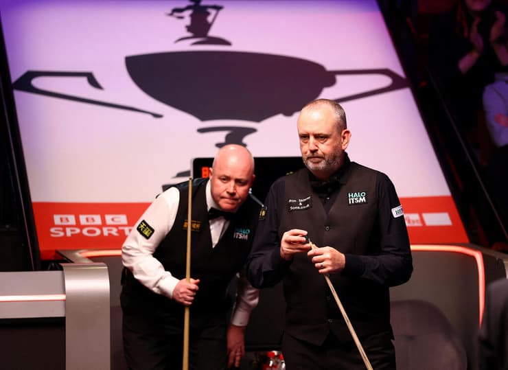 שחקן הסנוקר מארק וויליאמס לצד ג'ון היגינס