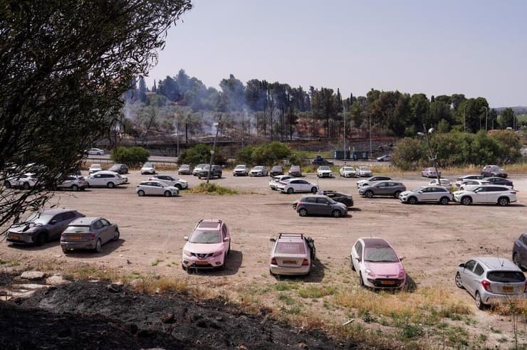 משה הספיק להחנות את הרכב בחלקת עפר - שאליה הלהבות לא הצליחו לחצות (צילום: שלו שלום) נזקי השריפה במחלף לטרון