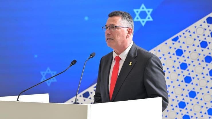 סער בבית הנשיא: "שכנינו יכולים להפסיד בהרבה מלחמות. לנו אסור להפסיד באחת" (צילום: שלומי אמסלם, לע"מ) גדעון סער באירוע קבלת הפנים לסגל הדיפלומטי בבית הנשיא