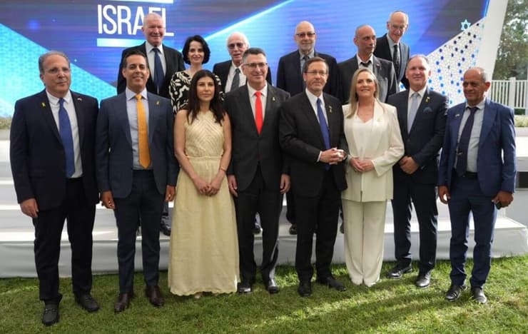 נשיא המדינה יצחק הרצוג עם קונסולי הכבוד המייצגים מדינות שונות