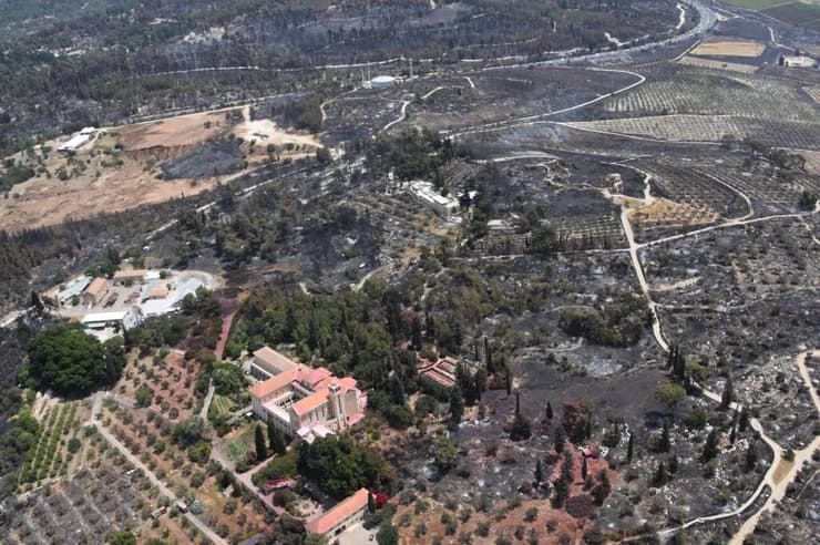 השריפה בתמונות: מנזר השתקנים בצבעי מעכב בעירה, פארק קנדה ואתר יד לשיריון