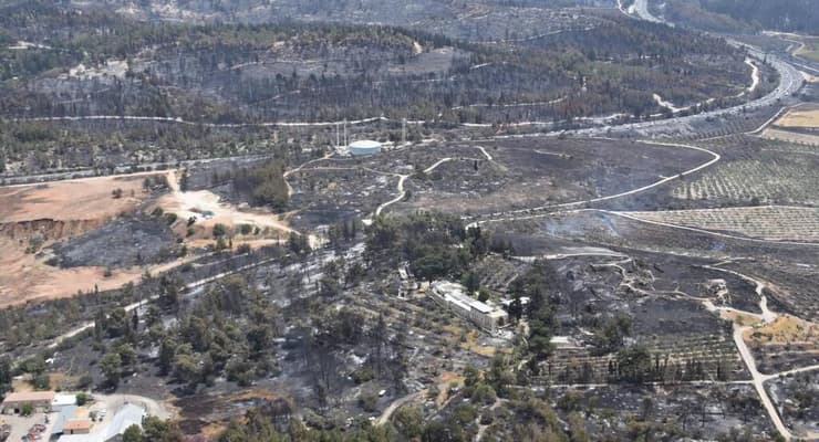 השריפה בתמונות: מנזר השתקנים בצבעי מעכב בעירה, פארק קנדה ואתר יד לשיריון