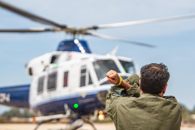 צילום: דובר צה"ל מסוק סיוע מקפריסין נחת בבסיס חיל האוויר