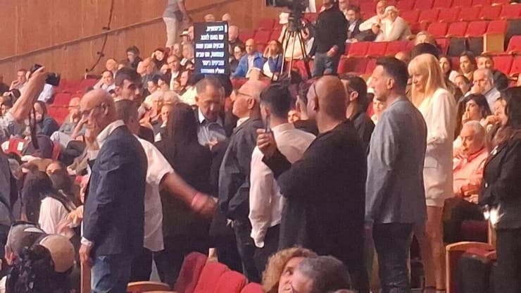 תא"ל במיל' אסף אגמון (במרכז). צעק "בושה" לשר קיש (צילום: איתמר אייכנר) צעקות מהקהל בזמן נאומו של שר החינוך יואב קיש בטקס זוכי פרס ישראל