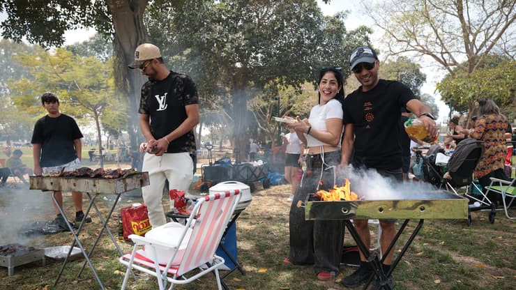 "רוצים אחדות, שלום - ושיחזרו החטופים". מנפנפים בפארק בגין בתל אביב (צילום: טל שחר) חגיגות יום העצמאות בפארק בגין ת"א - אזרחים עושים על האש