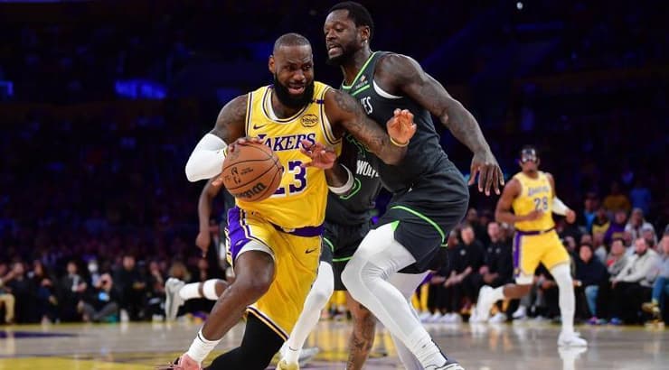 ג'וליוס רנדל מקשה על לברון ג'יימס