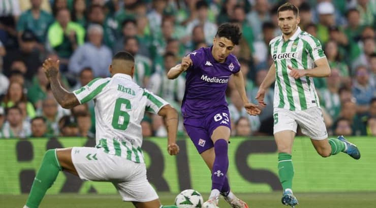 פביאן פריזי בין שחקני בטיס (רויטרס) פביאן פריזי בין שחקני בטיס