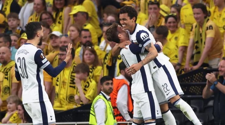 שחקני טוטנהאם חוגגים