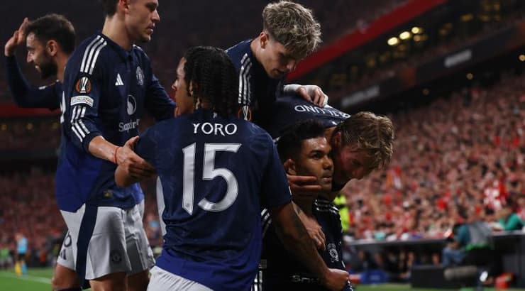 קאמסירו חוגג עם שחקני מנצ׳סטר יונייטד