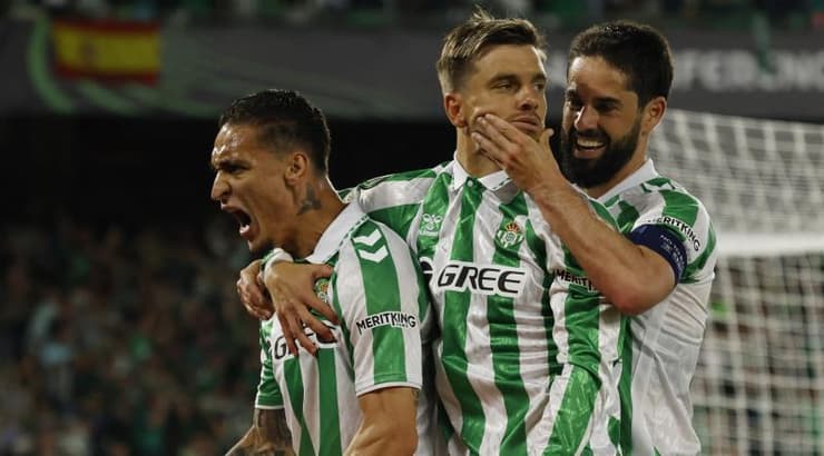 אנתוני חוגג עם לו סלסו ואיסקו (רויטרס) אנתוני חוגג עם לו סלסו ואיסקו