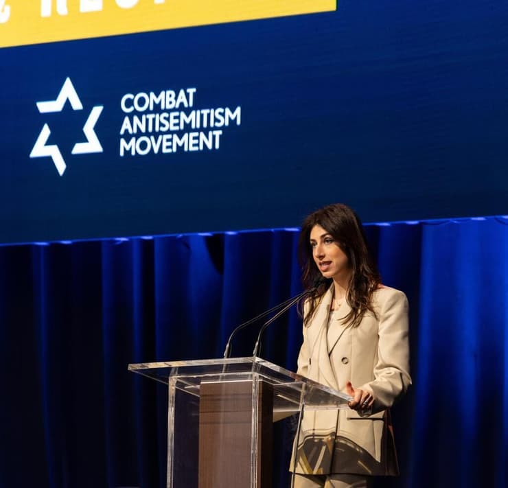 שאנון סבן בפעילות נגד אנטישמיות