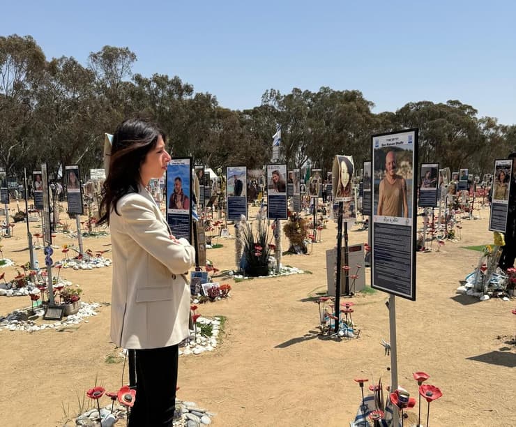 שאנון סבן במתחם מסיבת הנובה