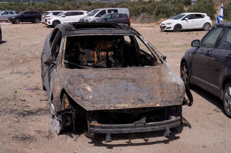 מהיונדאי נשאר רק שלד: אחת מהמכוניות שנכנעו ללהבות בכביש 1 (צילום: שלו שלום) נזקי השריפה במחלף לטרון