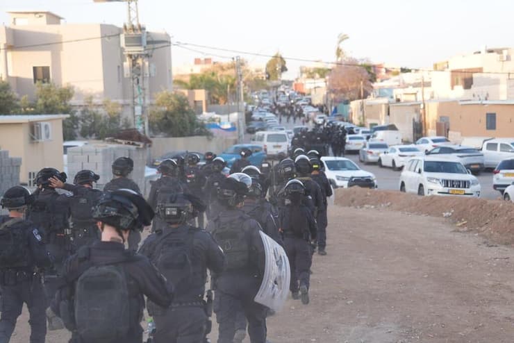 עשרות השוטרים בלקיה (צילום: דוברות המשטרה) פשיטה משטרתית על מתחם חתונות ביישוב לקיה