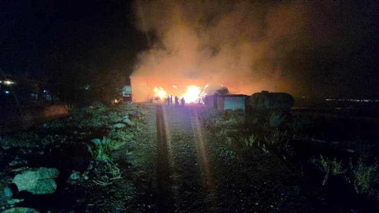 מתבן עלה באש במושב שרונה