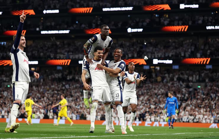 שחקני טוטנהאם מאושרים בניצחון מול בודה גלימט