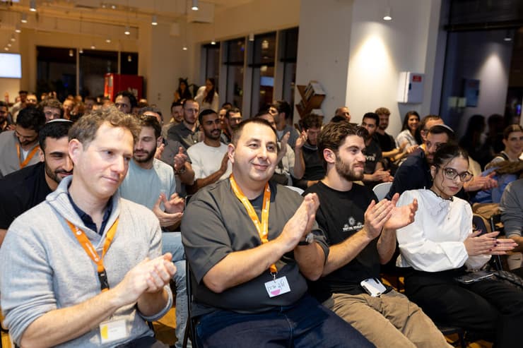 חברי "מסייעטק" בפאנל ראשון. "בשלבים של הקמת עמותה כדי להרחיב את העשייה ולתת לה ערך מוסף" (צילום: נעם גולן) בפאנל של מיזם "מסייעטק"