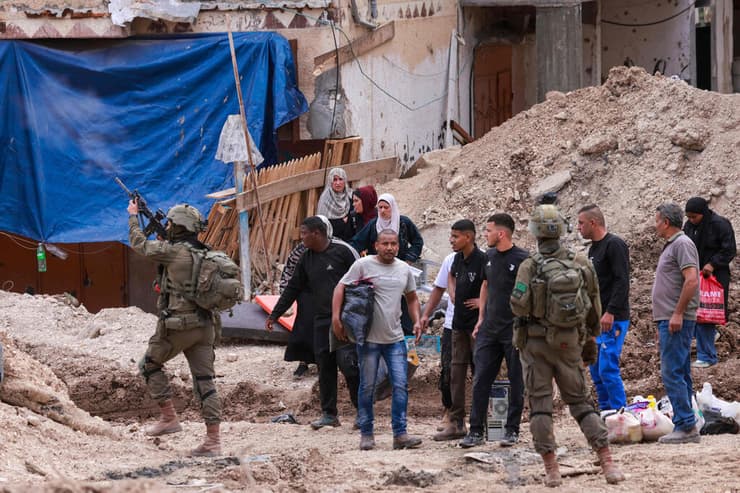 חיילי צה"ל מונעים כניסה לתושבי מחנה הפליטים בטולכרם