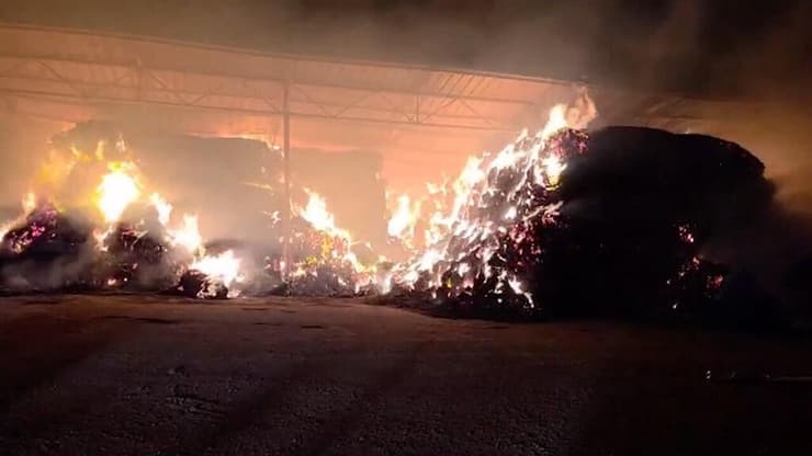 מתבן עלה באש במושב שרונה