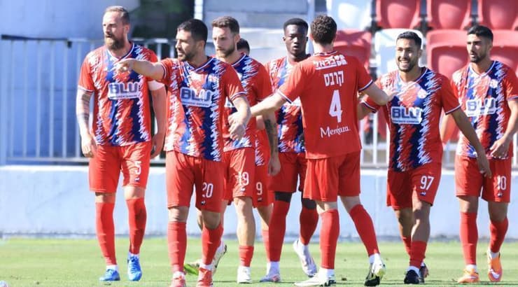 שחקני הפועל נוף הגליל חוגגים