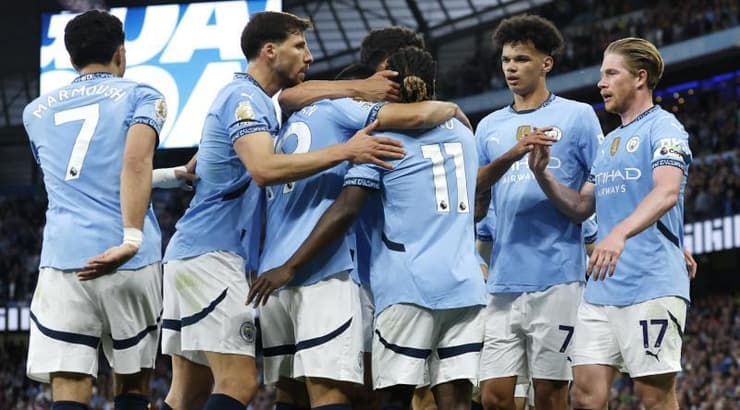 שחקני מנצ'סטר סיטי חוגגים עם קווין דה בריינה