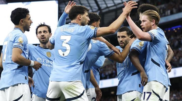 דה בריינה חוגג עם חבריו בסיטי