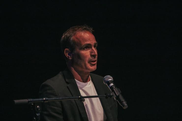 המנכ"ל כפיר אדרי. בבית"ר שינו טקטיקה (צילום: בית"ר ירושלים) כנס הצדעה לאוהדי בית"ר ירושלים שנפצעו במלחמה כפיר אדרי